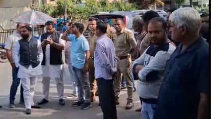 एडीए के गेट पर ताला