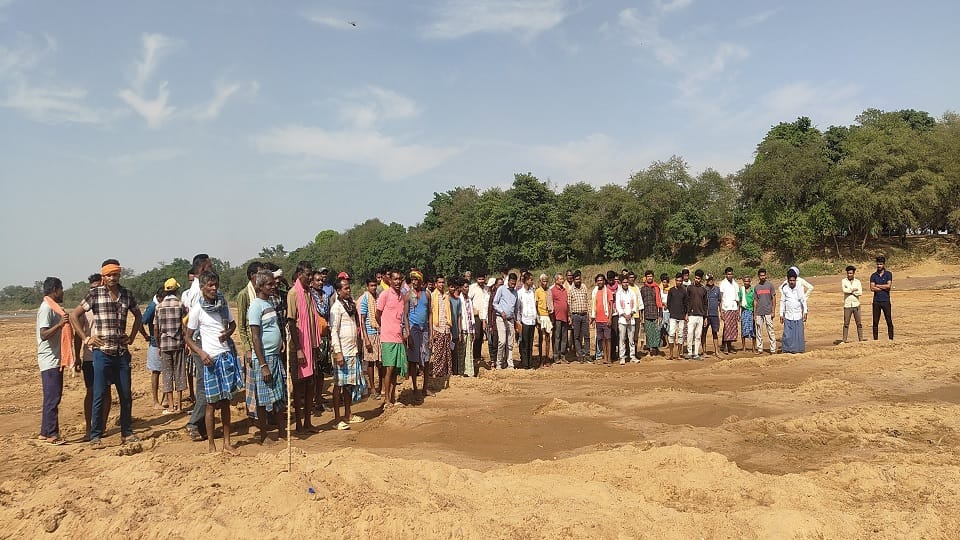 Farmers came to the Ghat to save their crops five thousand acres of crops are on the verge of drying up due t