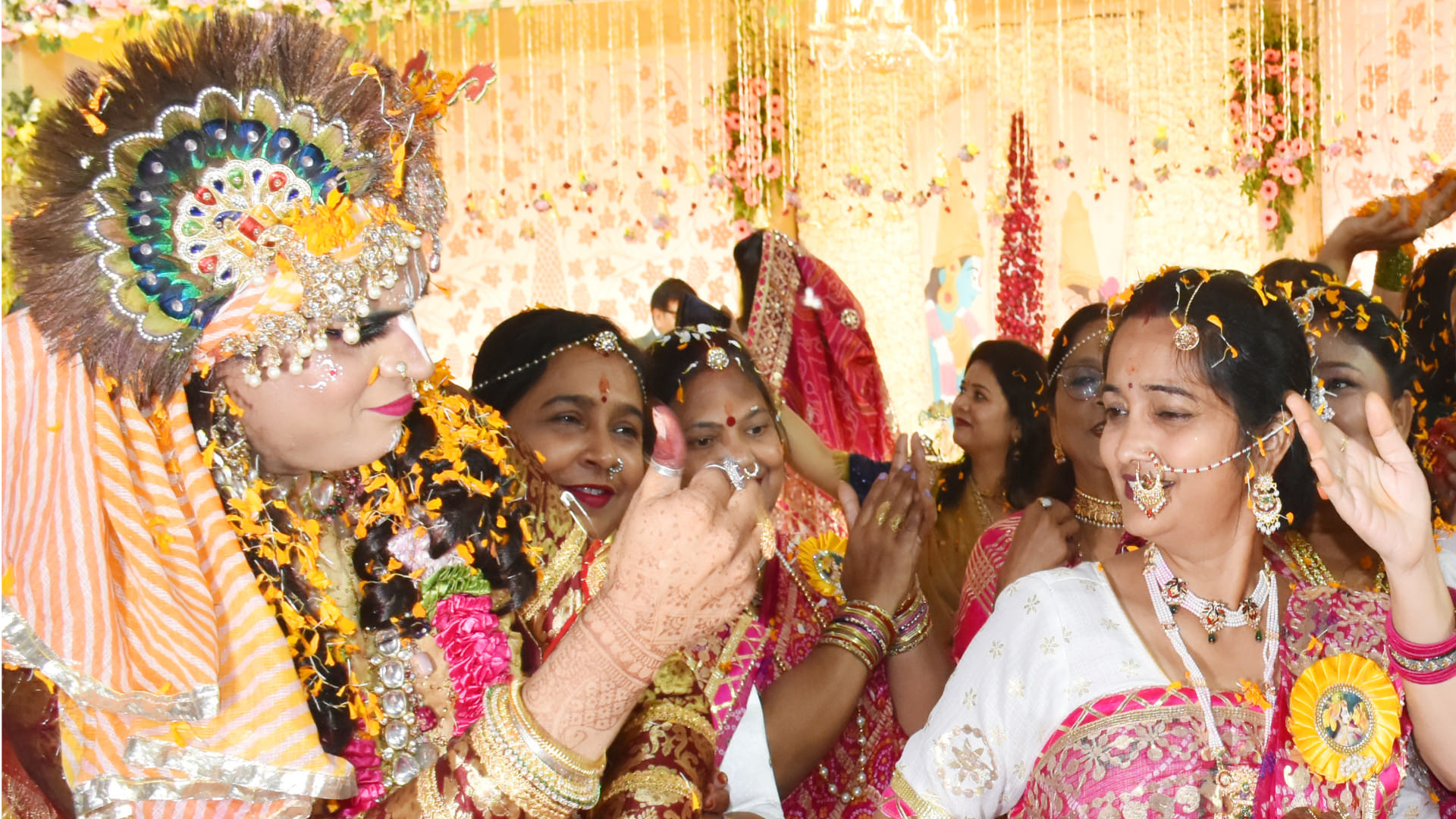 Lathmar Holi was played in Gorakhpur, people congratulated each other