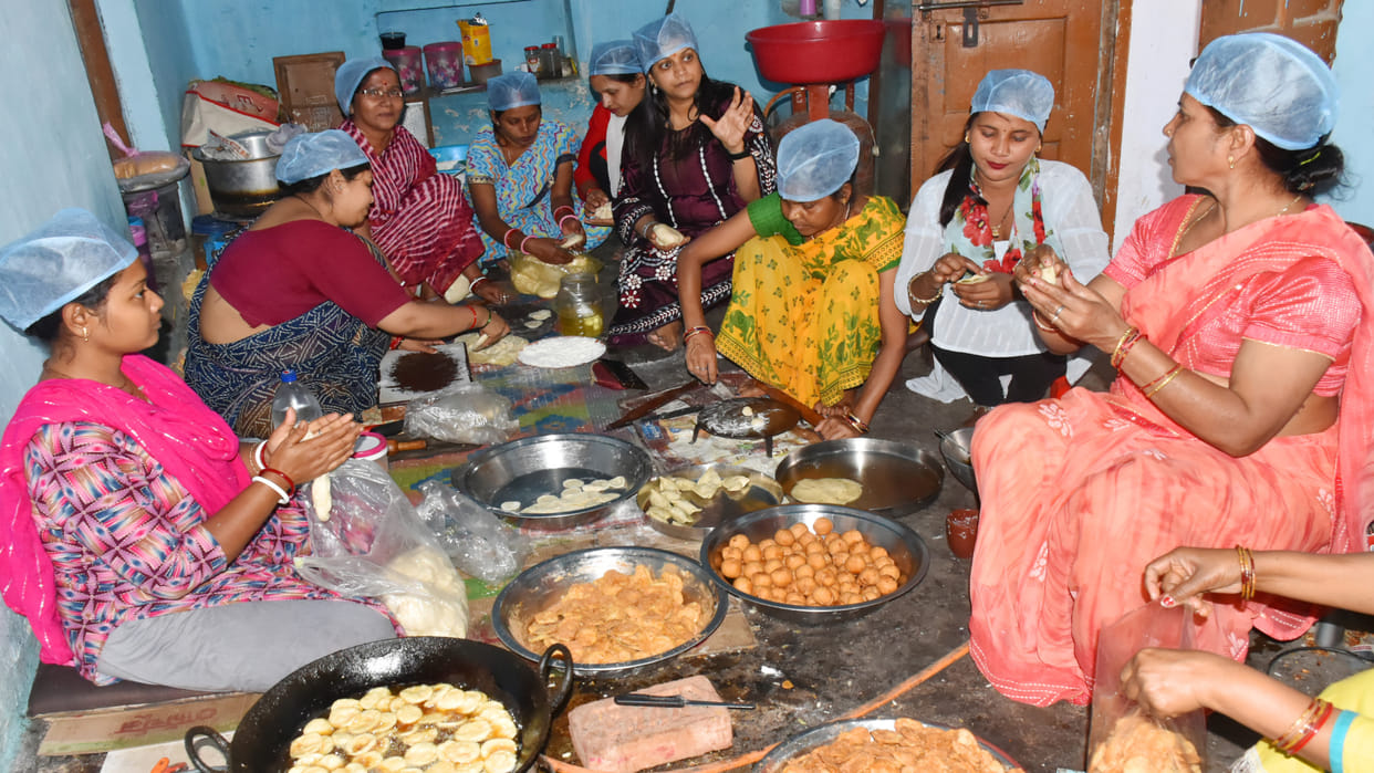 Due to fear of adulteration in Gorakhpur, people are preparing dry fruits at home. also being prepared Gujhiya
