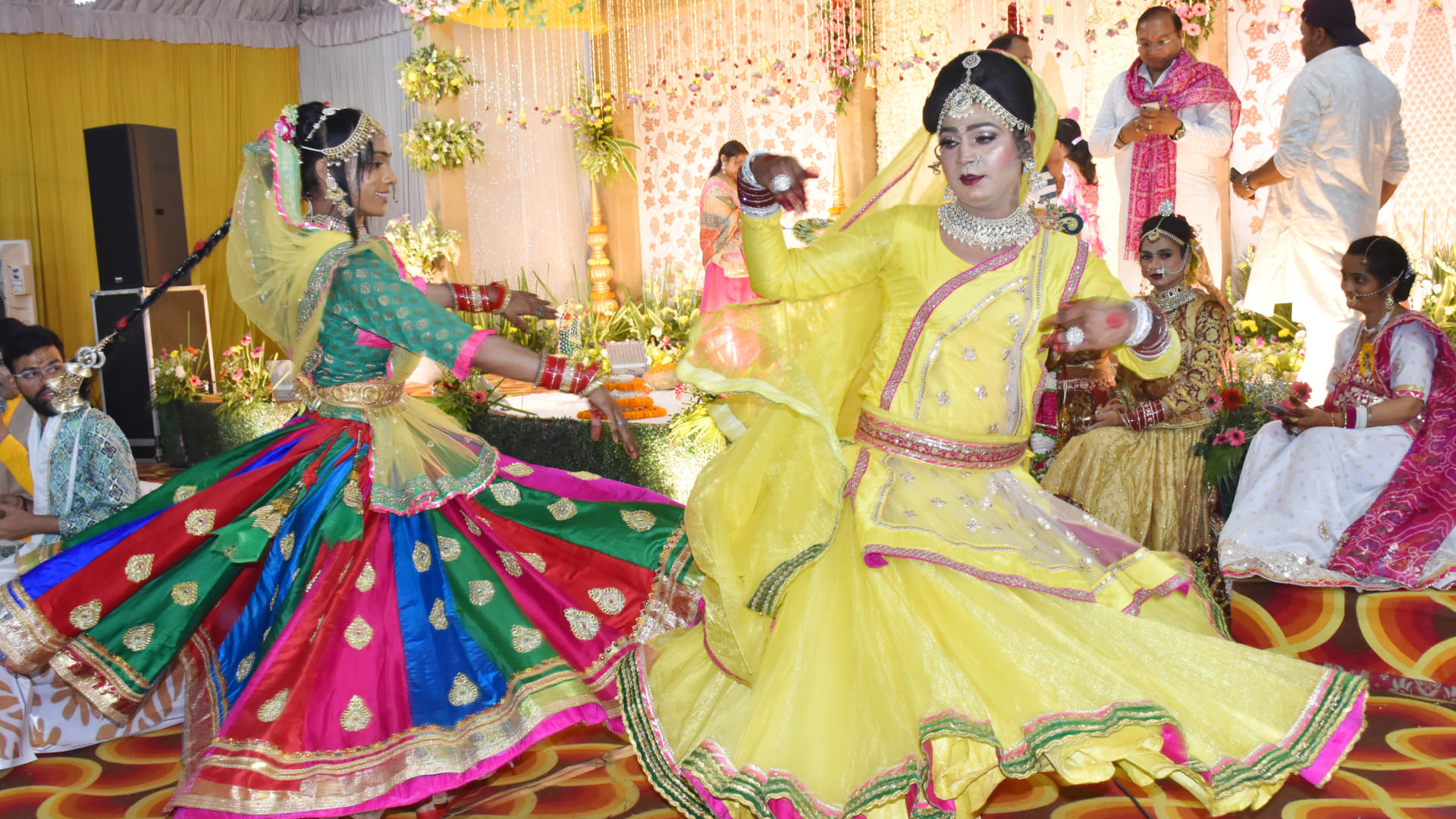 Lathmar Holi was played in Gorakhpur, people congratulated each other