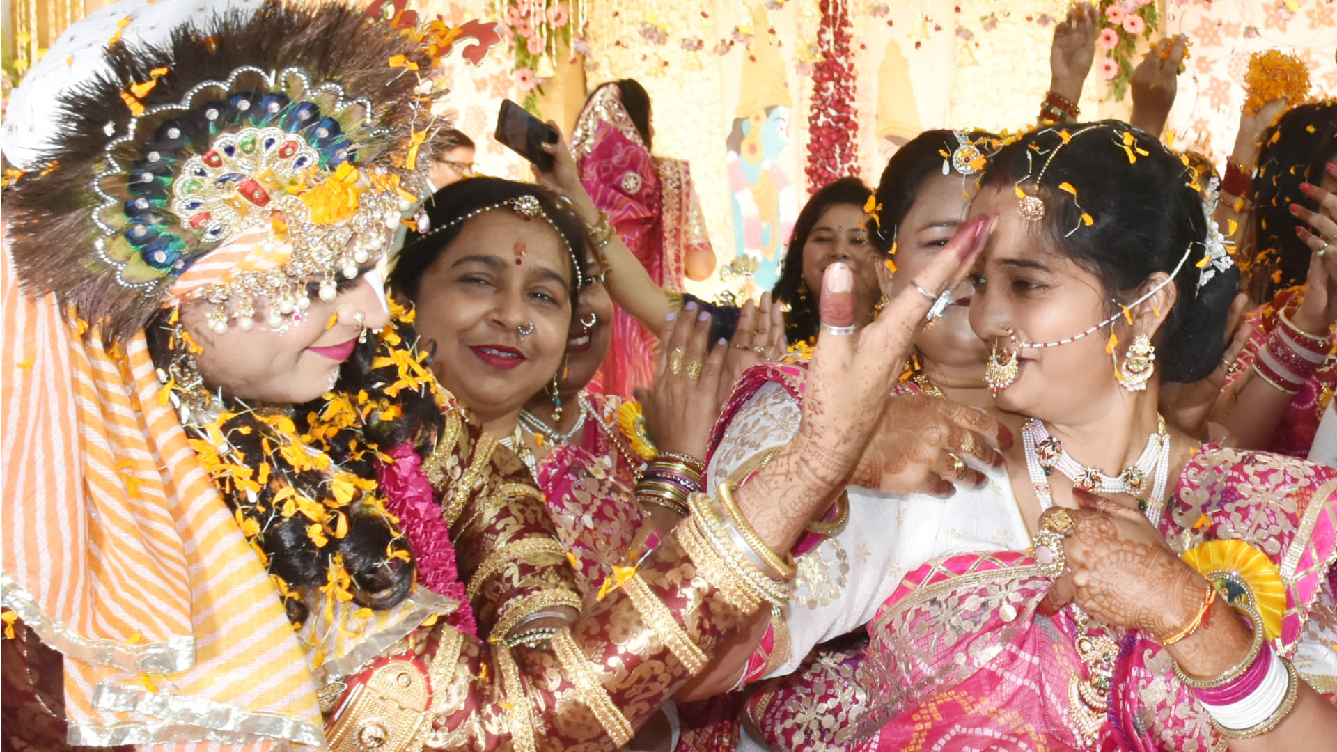 Lathmar Holi was played in Gorakhpur, people congratulated each other