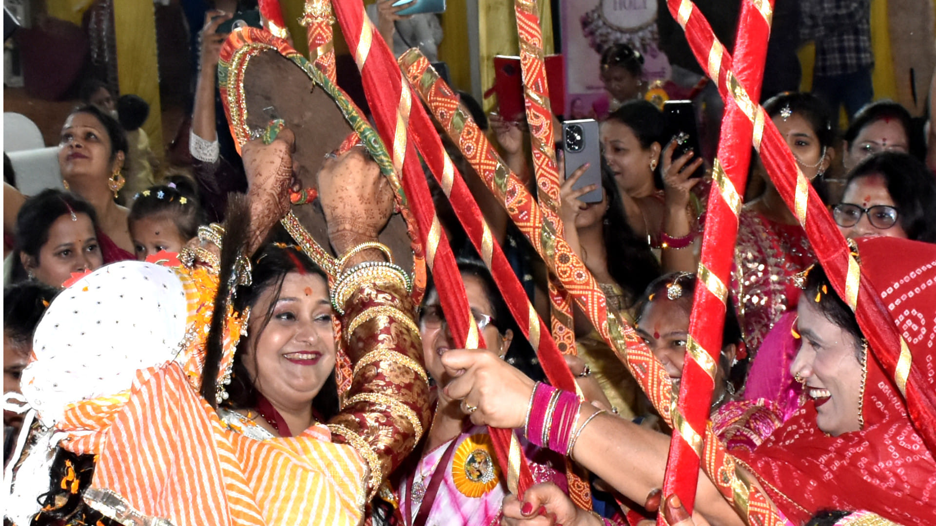 Lathmar Holi was played in Gorakhpur, people congratulated each other