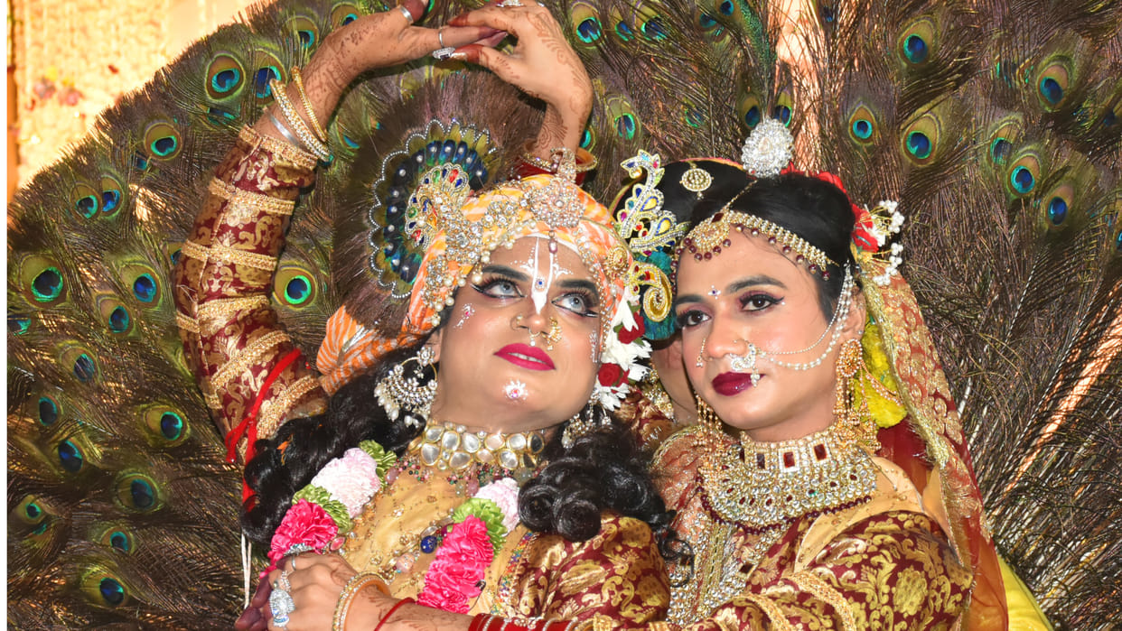 Lathmar Holi was played in Gorakhpur, people congratulated each other