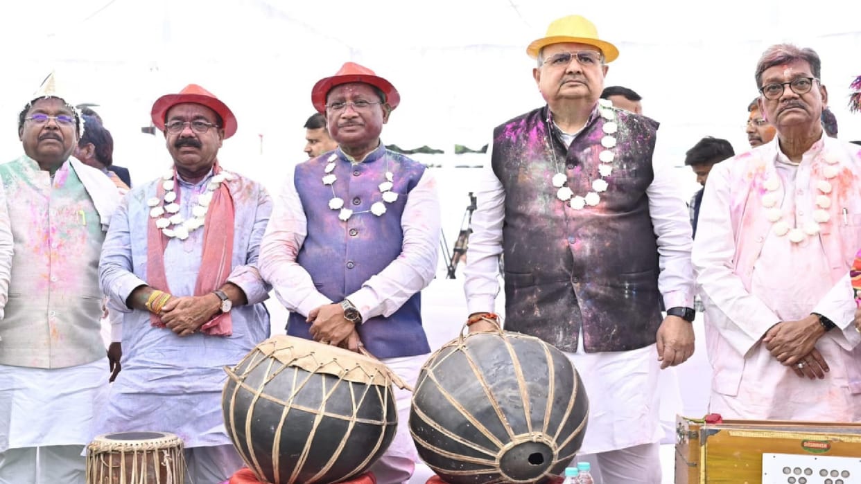 Chhattisgarh: Assembly premises were drenched in colours, Speaker, CM, Leader of Opposition, MLAs played Holi
