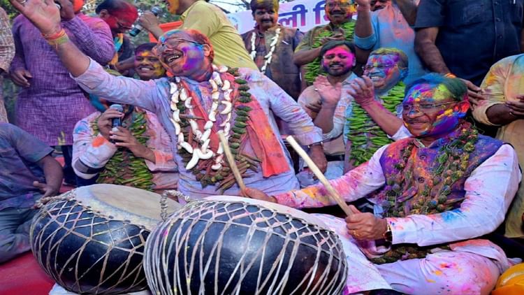 रायपुर प्रेस क्लब के होली मिलन: भिंडी की माला पहनाकर मुख्यमंत्री साय का किया स्वागत, सीएम ने बजाया नगाड़ा