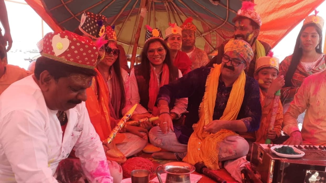 Holi celebration in Banaras Rangbaaz singing Fagua with colours music and thandai