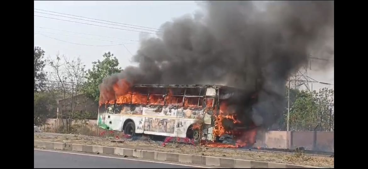 Indore: Fire in a chartered bus coming from Jhabua to Indore, passengers got off as soon as they smelled burni