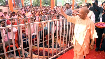 CM Yogi Adityanath Visit in jaunpur attended mass marriage campaign
