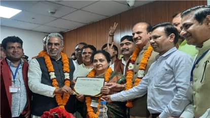 जीत के बाद प्रमाण पत्र लेतीं फरीदाबाद में भाजपा से मेयर प्रत्याशी