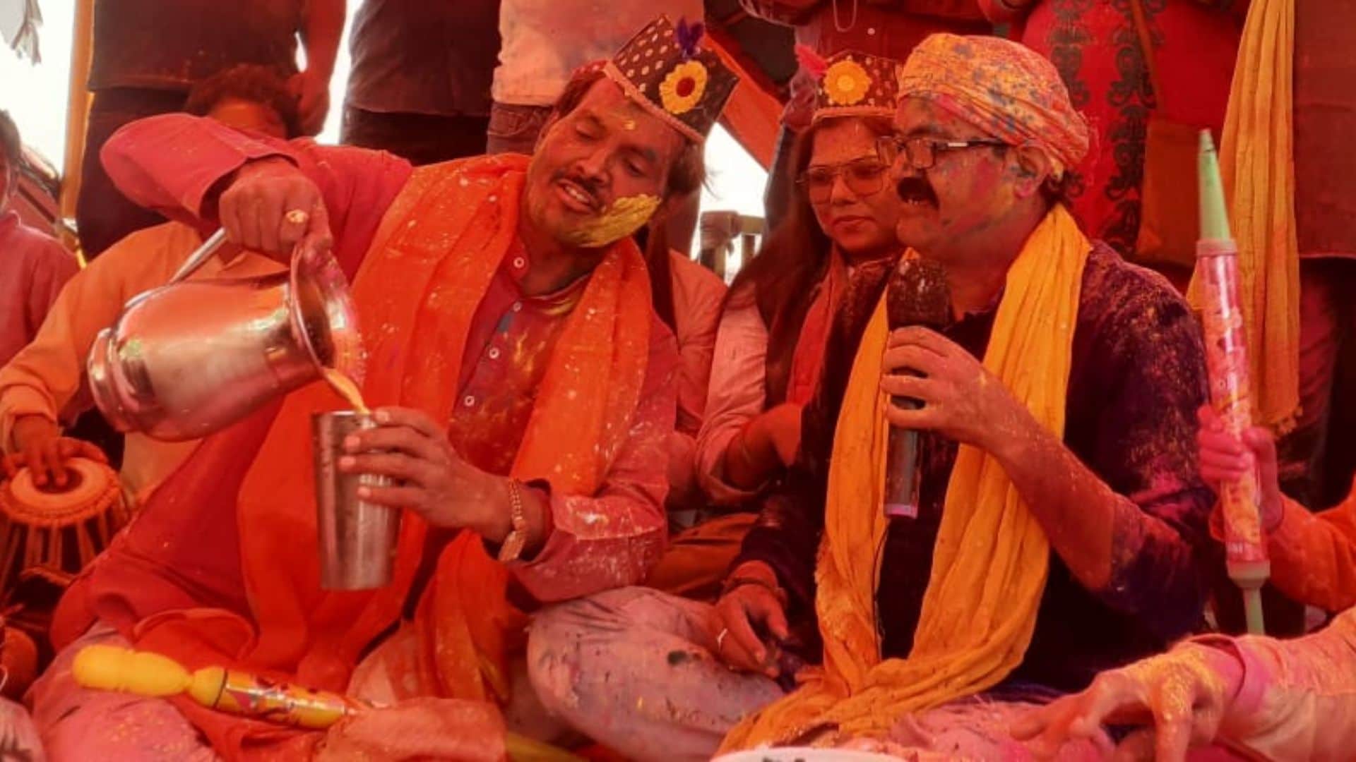 Holi five traditional places in Kashi filled with joy and colors Naga Sadhus celebrated Holi in Akharas