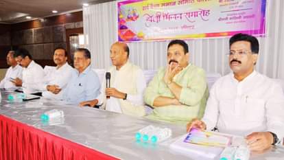 काशी में मनाए जाने वाले होली मिलन की जानकारी देते लोग।