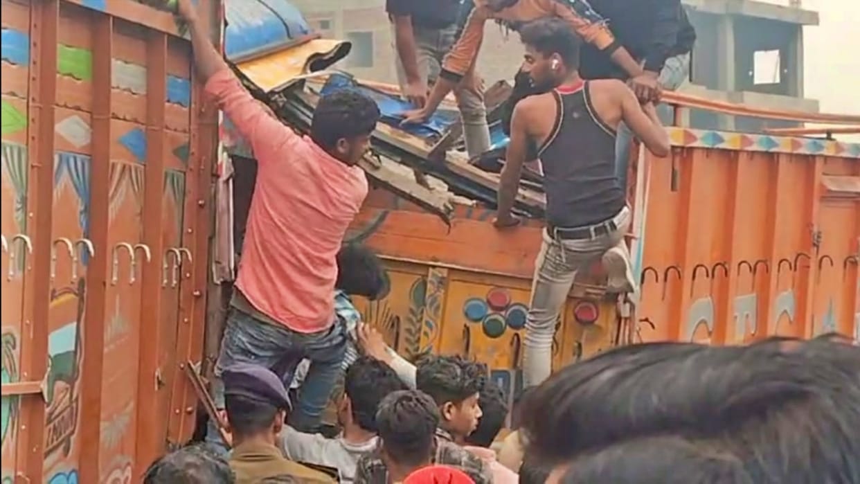 Kishanganj News: Driver killed in collision between trucks carrying ballast and sand on NH-327E, road jam