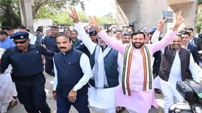 निगम चुनाव भाजपा की जीत पर खुशी मनाते हरियाणा के सीएम