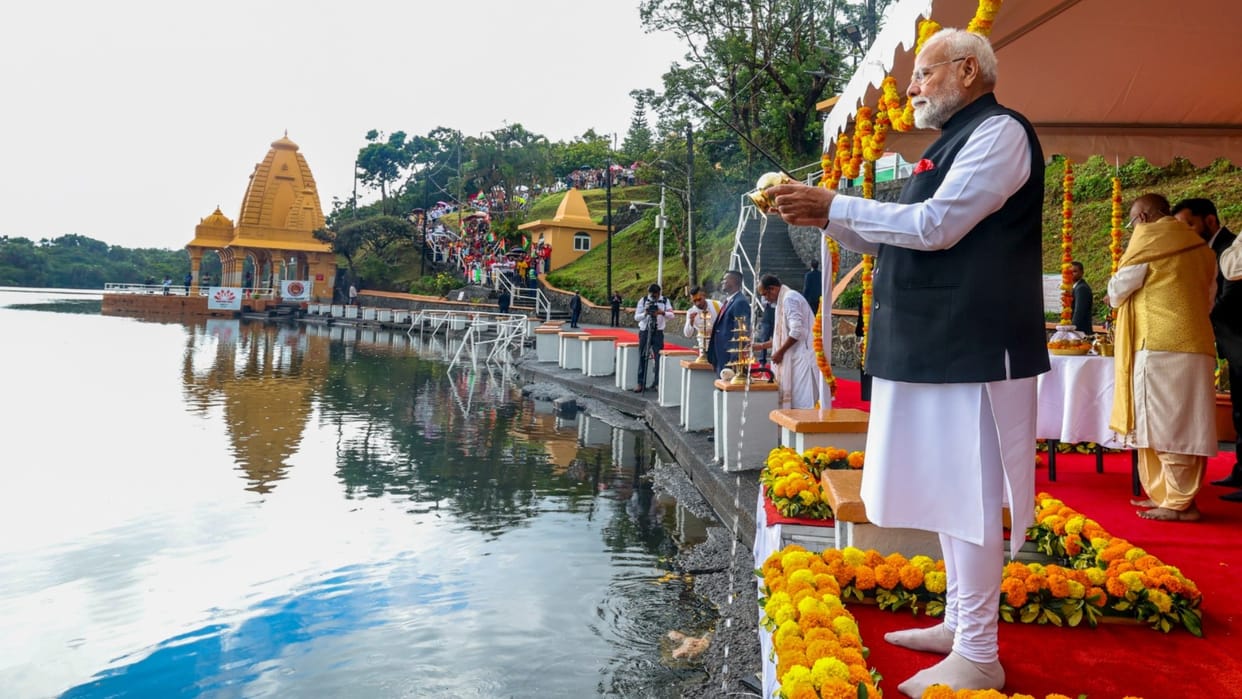 Mauritius: PM Modi offers Gangajal from Prayagraj Mahakumbh into Ganga Talao