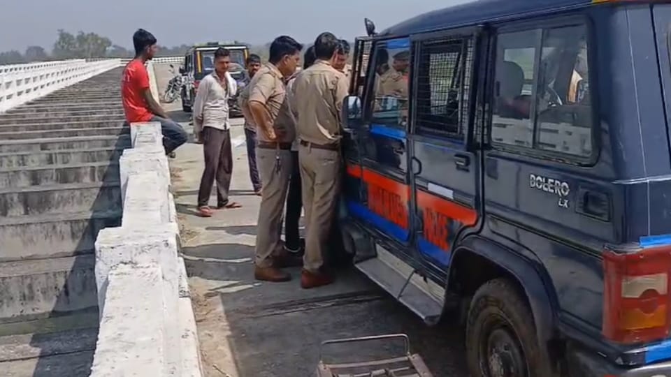 Murder or Suicide: Bodies of lovers found hanging from a bridge, girl had gone from home for coaching
