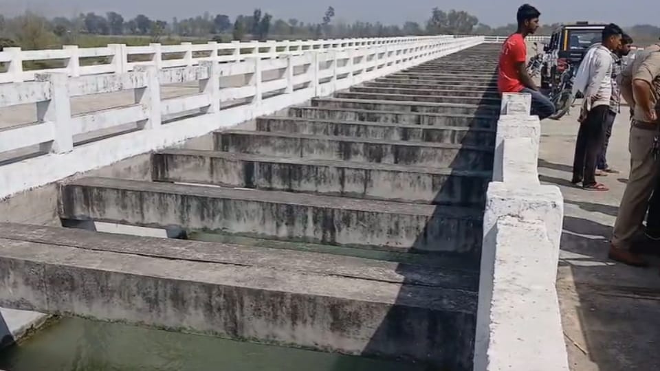 Murder or Suicide: Bodies of lovers found hanging from a bridge, girl had gone from home for coaching