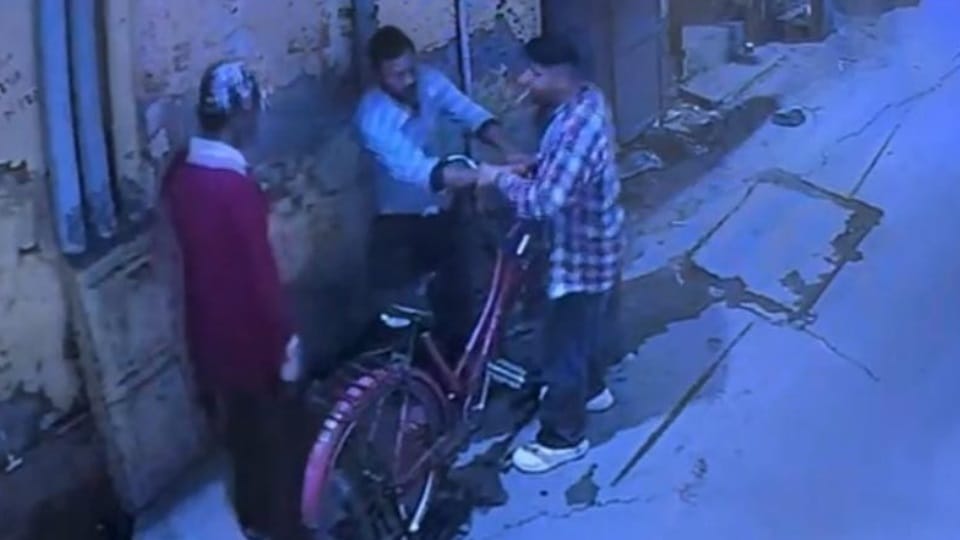 Kapurthala: Activa riders ran away with mobile and cash from a youth going on a bicycle