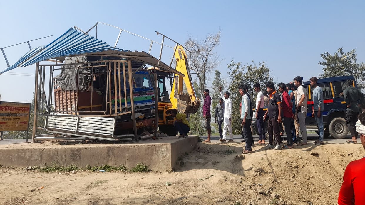 DCM entered the passenger shed man died and three people injured in Bareilly