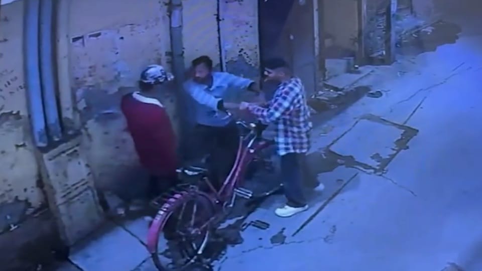 Two robbers looted mobile and Rs 12000 cash from youth in Kapurthala Video