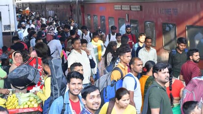 Kanpur: People going home for Holi gathered at Central Station