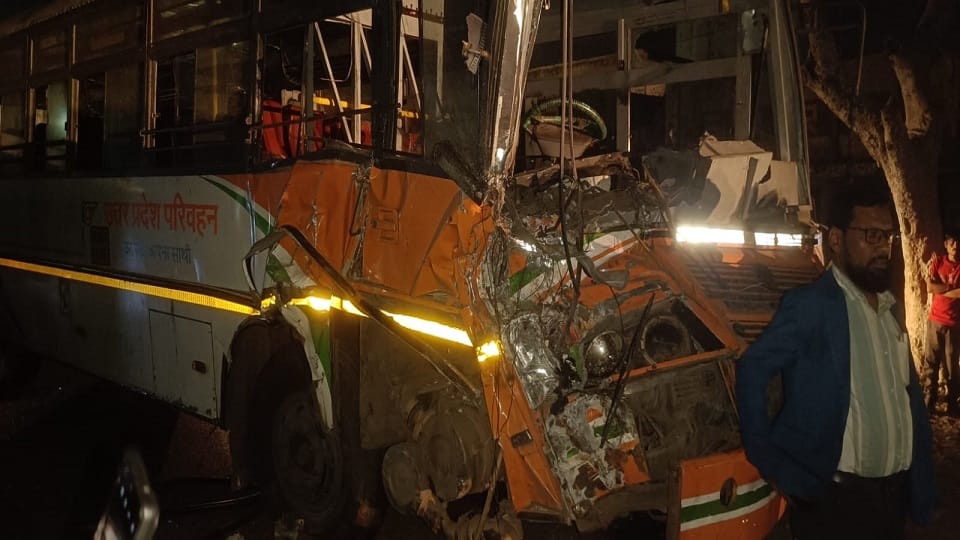 One died in a collision between Uttarakhand and Hathras bus