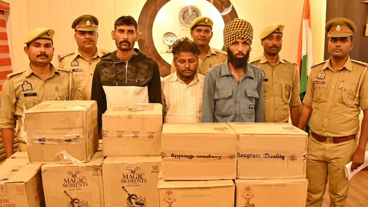 Three young boys arrested with 480 bottles of liquor in azamgarh going from Punjab to Bihar