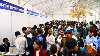 टिकट काउंटर पर टिकट लेने के लिए लगी भीड़।