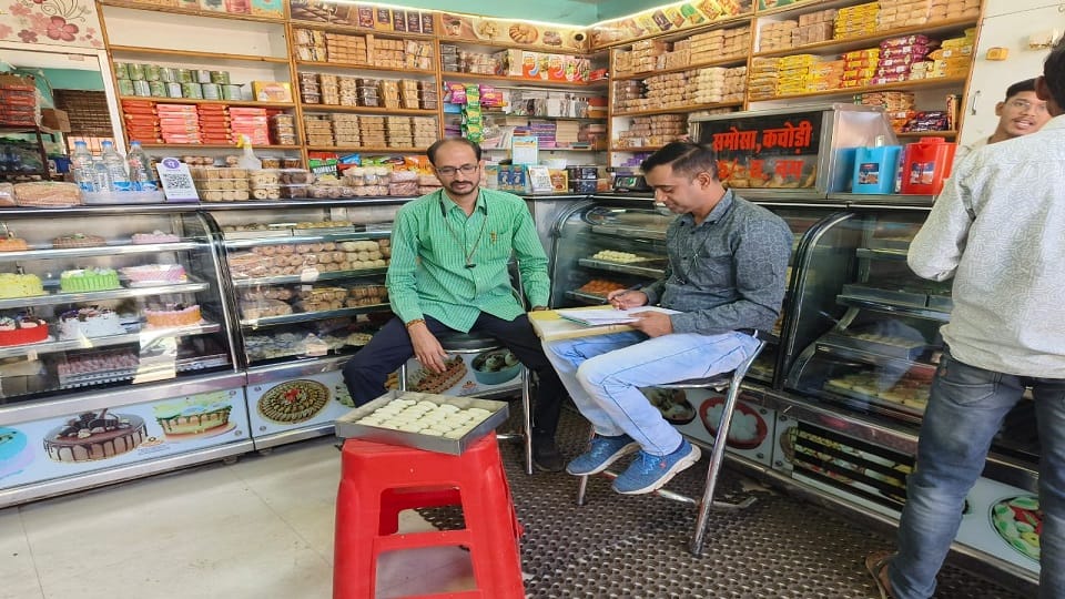 दुकानों से लिया सैंपल