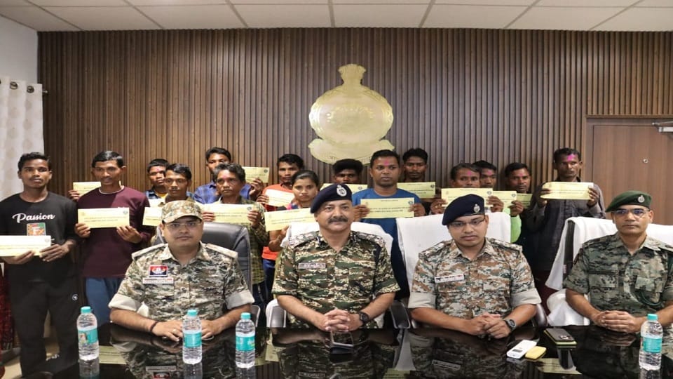 17 नक्सलियों ने नक्सलपंथ से की तौबा