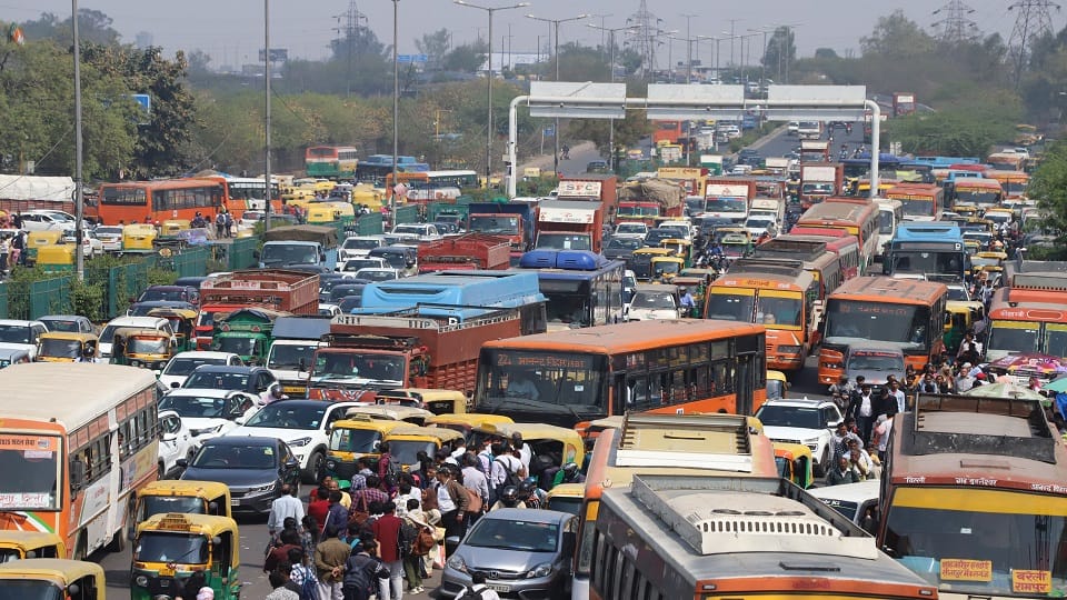 Holi: Fight for seats at inter-state bus stations, massive traffic jam at Anand Vihar