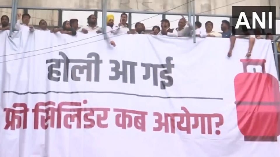 Aam Aadmi Party protests against BJP's promise of free LPG cylinders