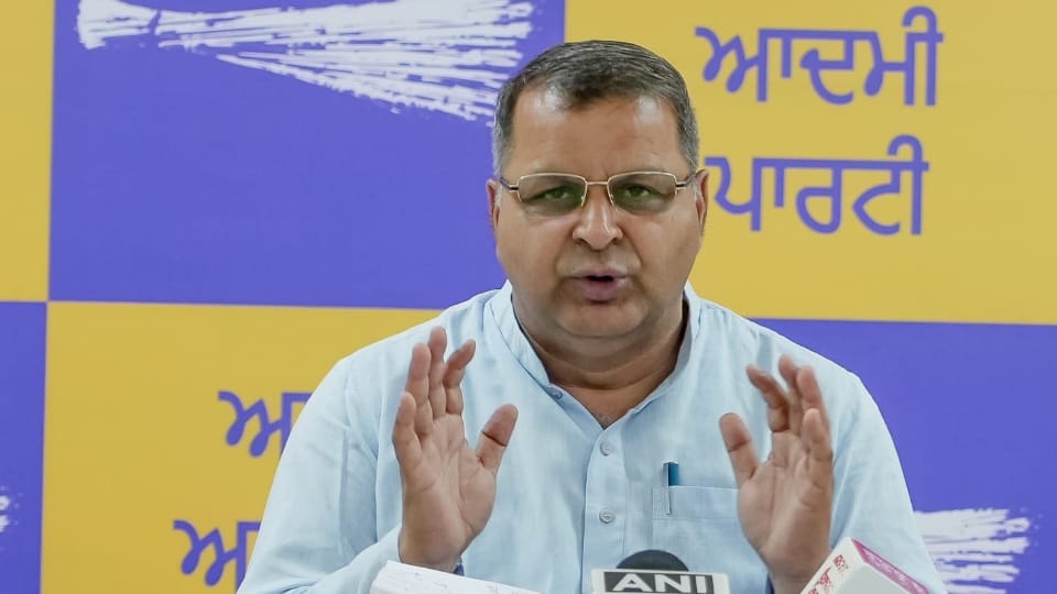 AAP leader Neel Garg targeted congress leader for meeting in Delhi