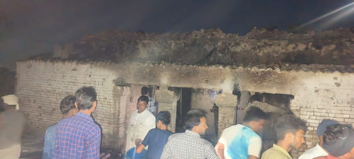Ambedkar Nagar: Fire broke out in a house due to leakage of cylinder, two people including an innocent child d