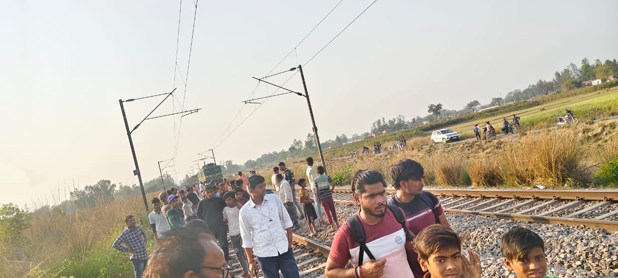 A man died after falling from Begampura Express in Amethi.