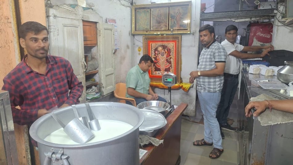 Indore News: Food Safety Raids on Sweet and Snack Shops Ahead of Holi Festival