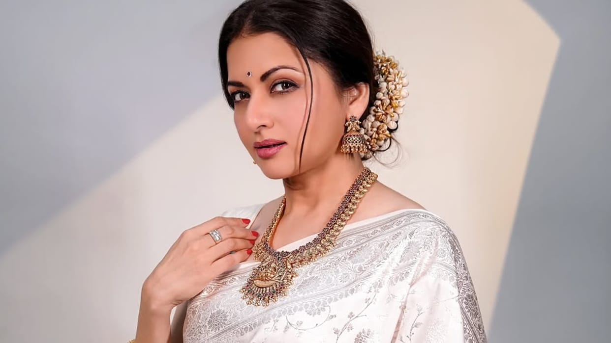 Actress bhagyashree met with an accident surgery pictures viral on social