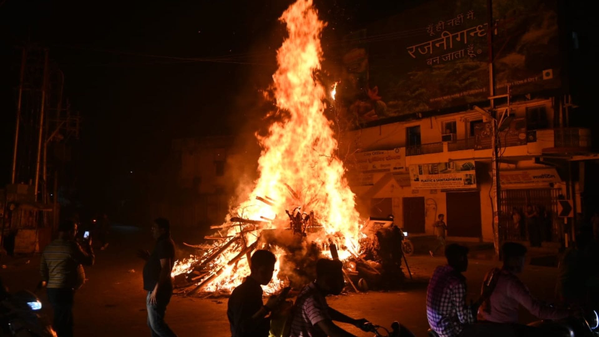 Holika Dahan Tips to Remove Fear and Debt and Bring Happiness in hindi