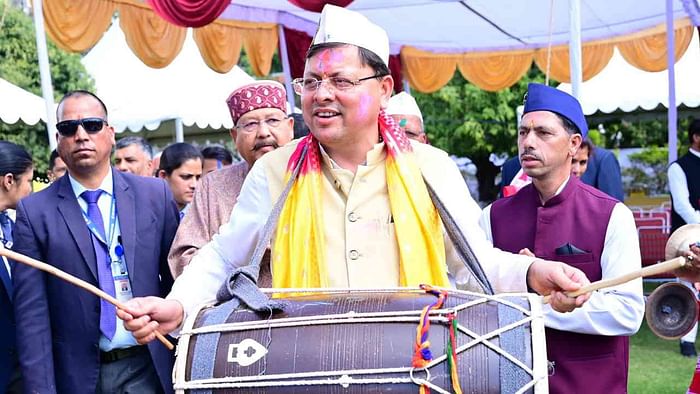 Holi at CM residence CM Dhami dance with state president Bhatt Uttarakhand Watch Photos