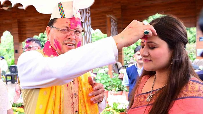 Holi at CM residence CM Dhami dance with state president Bhatt Uttarakhand Watch Photos
