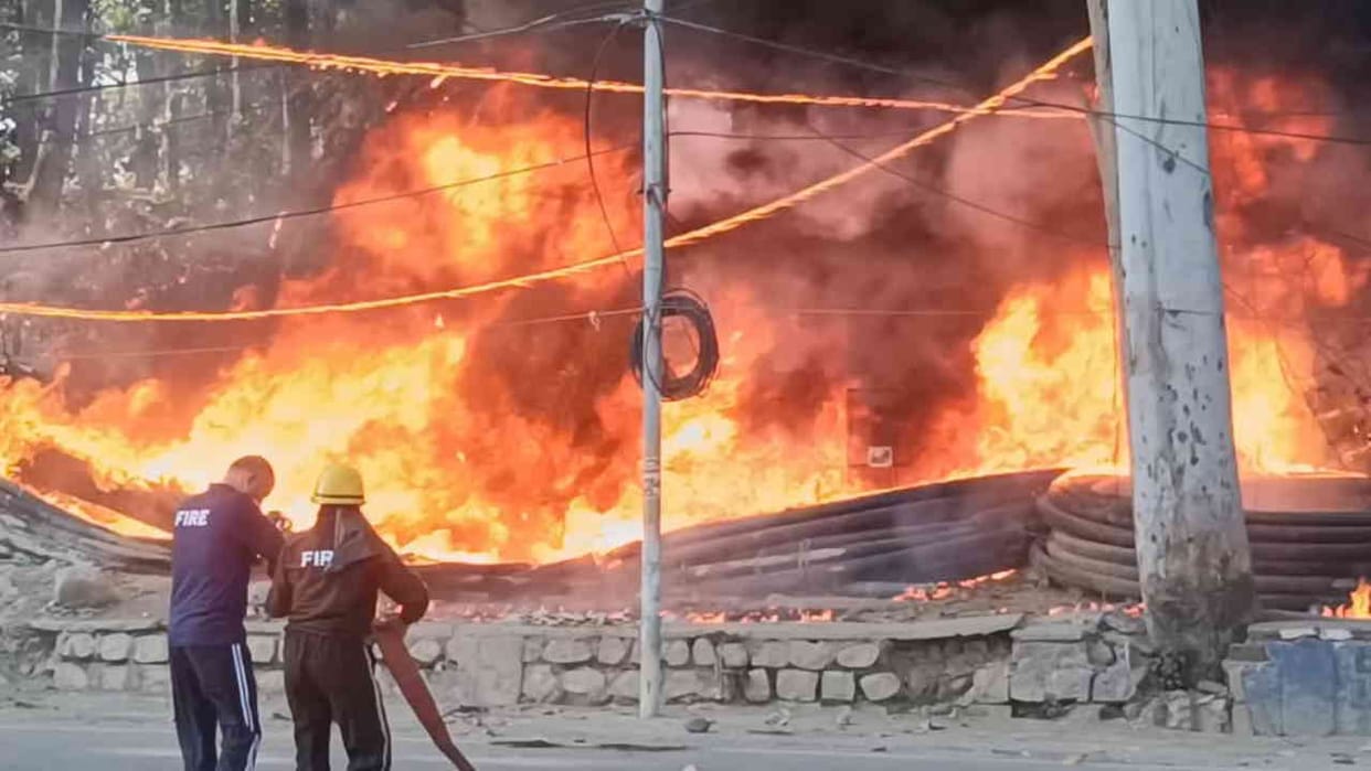 Huge fire broke out in forest near Raipur police station fire started from garbage Dehradun News in hindi
