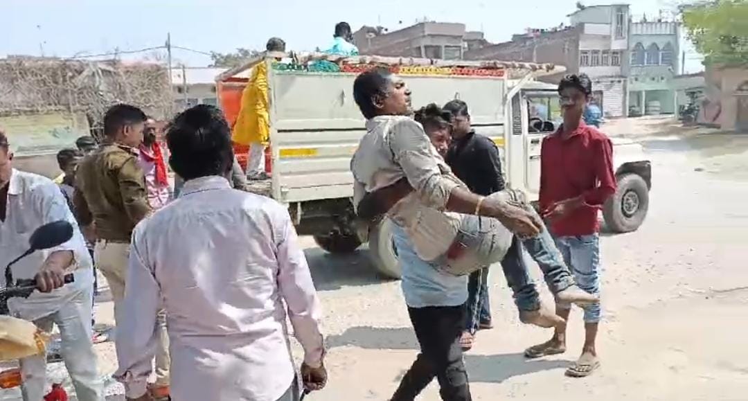 Auto of people returning after shopping for Holi overturned in Muzaffarpur
