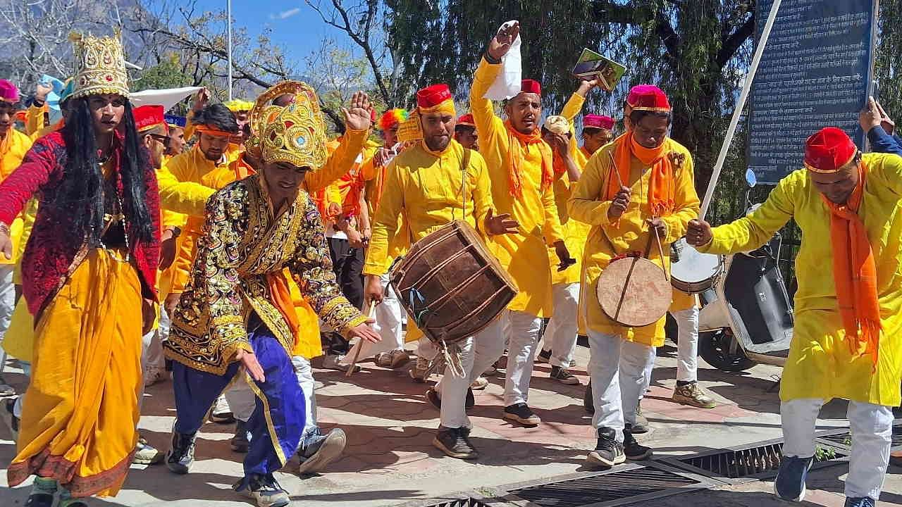 Gopinath Temple Holi Gopeshwar Chamoli Holi Players Group Reach To Play ...