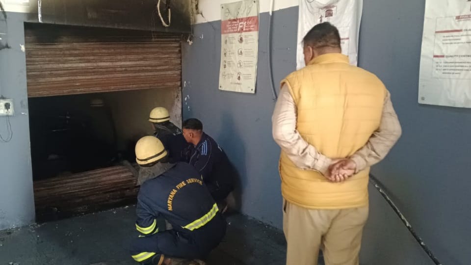 Ambala Fire in showroom burnt parts worth lakhs