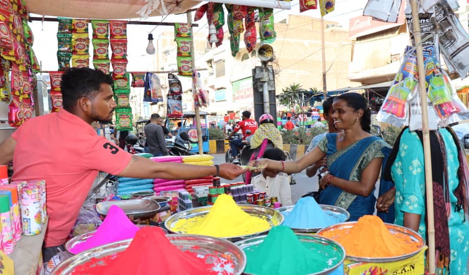 बाजारों में सजने लगी हैं दुकानें।