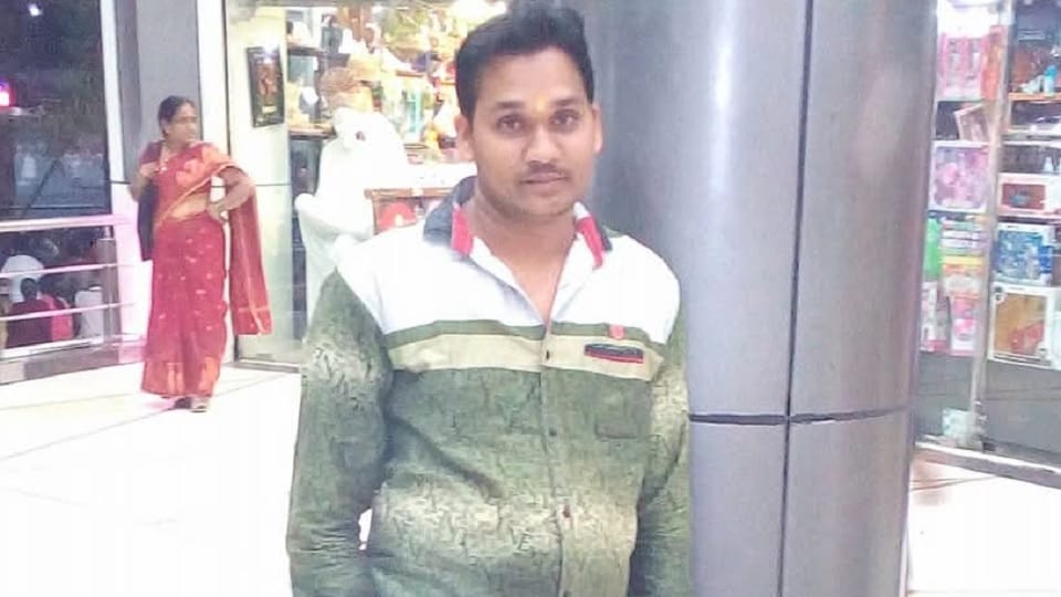 A bike rider died after being hit by a vehicle in Janjgir Champa