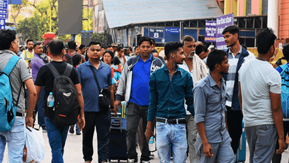 नई दिल्ली रेलवे स्टेशन के बाहर होली मे घर जाने वाले यात्रियों की भीड़