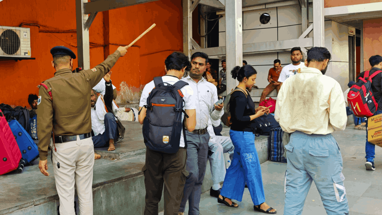 Crowds gathered at railway stations, bus stands and airports on Holi in Delhi Photos