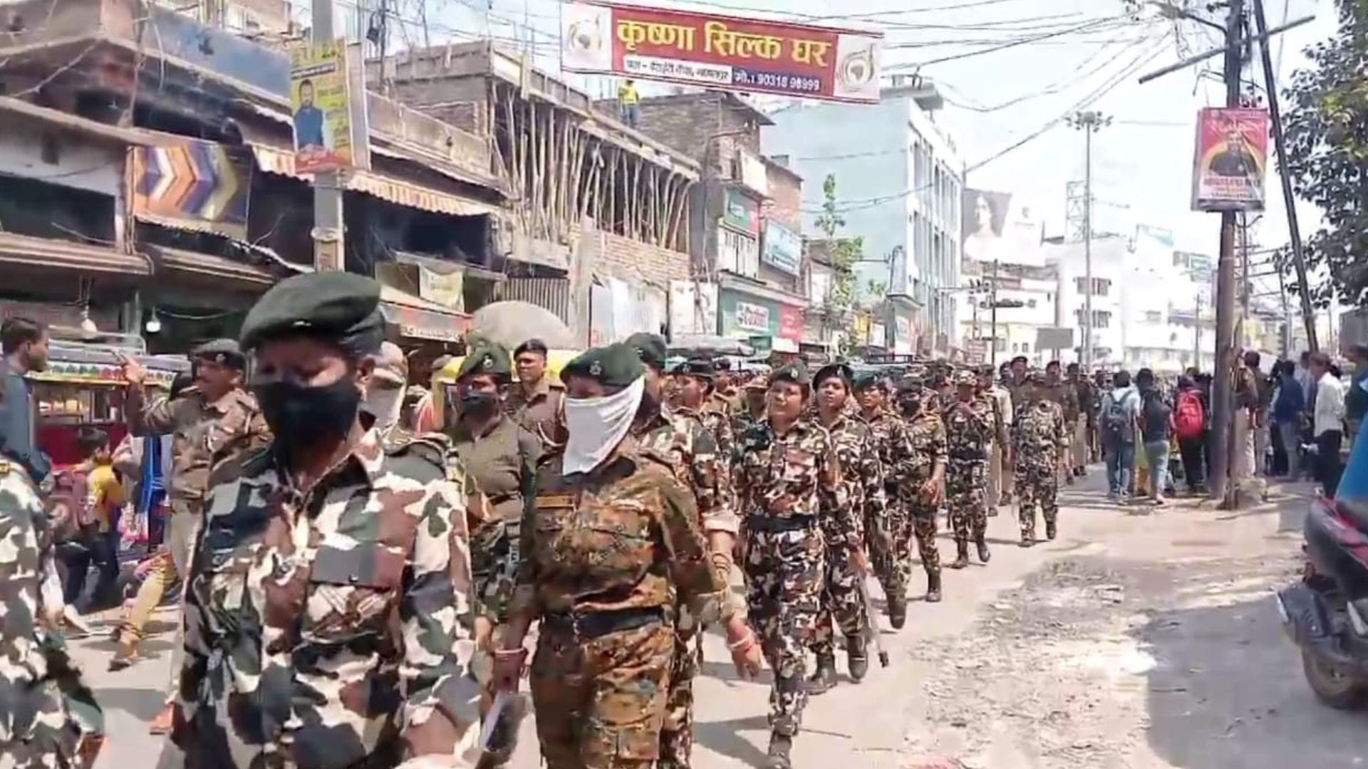 पुलिस का फ्लैग मार्च