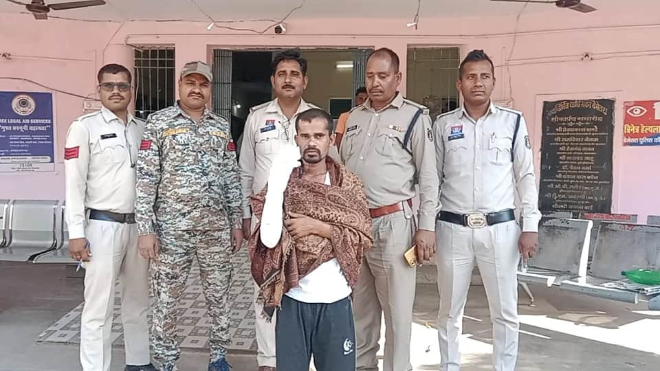 पुलिस की गिरफ्त में आरोपी